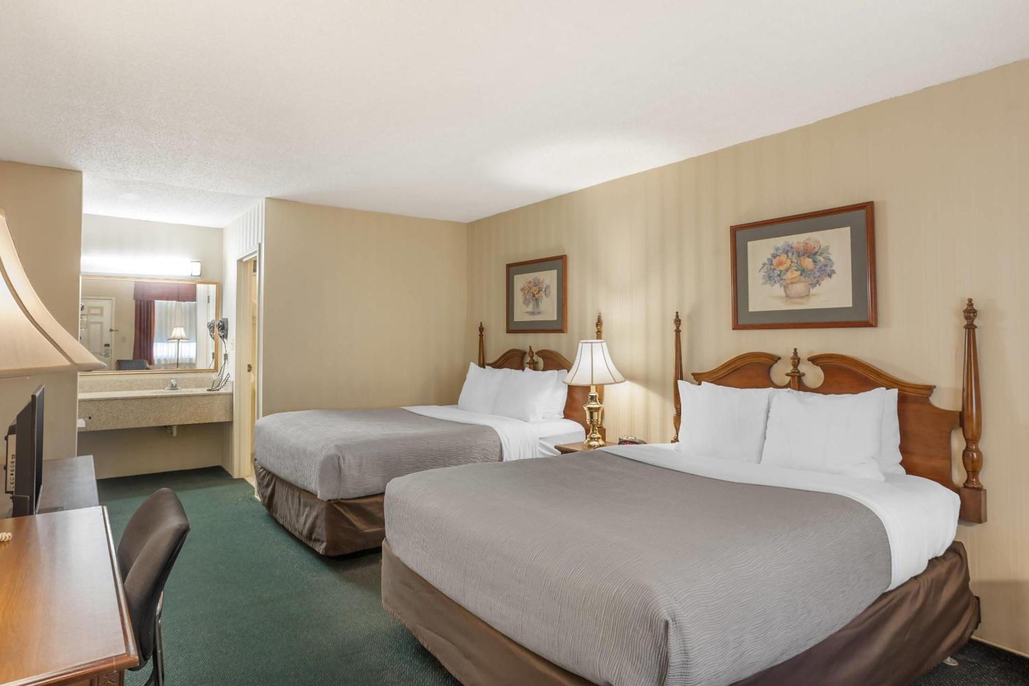 Queen Room Two Queen Beds 1st Floor or Pet Friendly,1703556551:JPEG