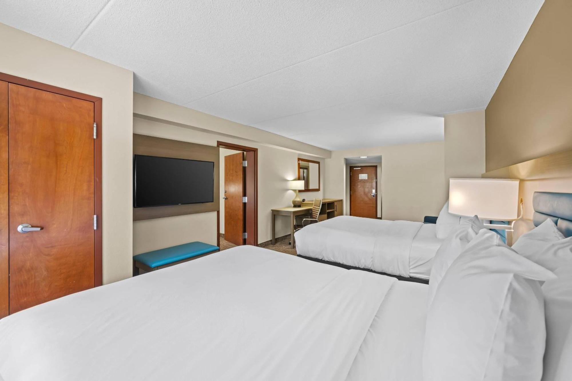 Superior Suite One King Bed Two Queen Beds Non-Smoking